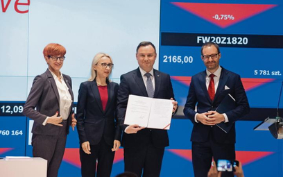 Prezydent Andrzej Duda podpisał ustawę o PPK. Towarzyszyły mu minister rodziny Elżbieta Rafalska i f