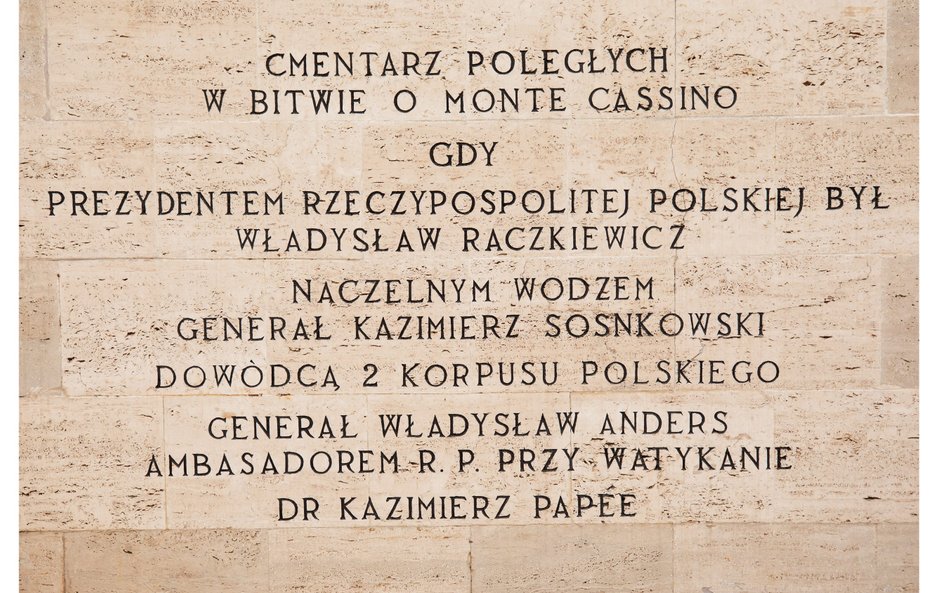 Inskrypcja na cmentarzu na Monte Cassino