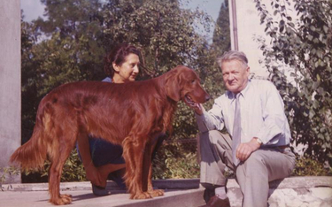 Wanda i Władysław Broniewscy z ukochanym psem na tarasie domu na Mokotowie (autor nieznany).