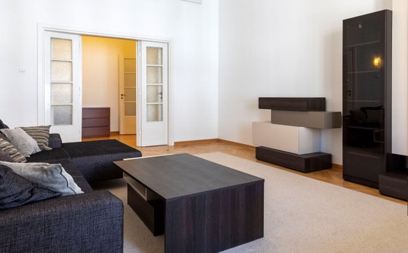 Lokal charakteryzuje się sporym metrażem oraz wysokimi sufitami