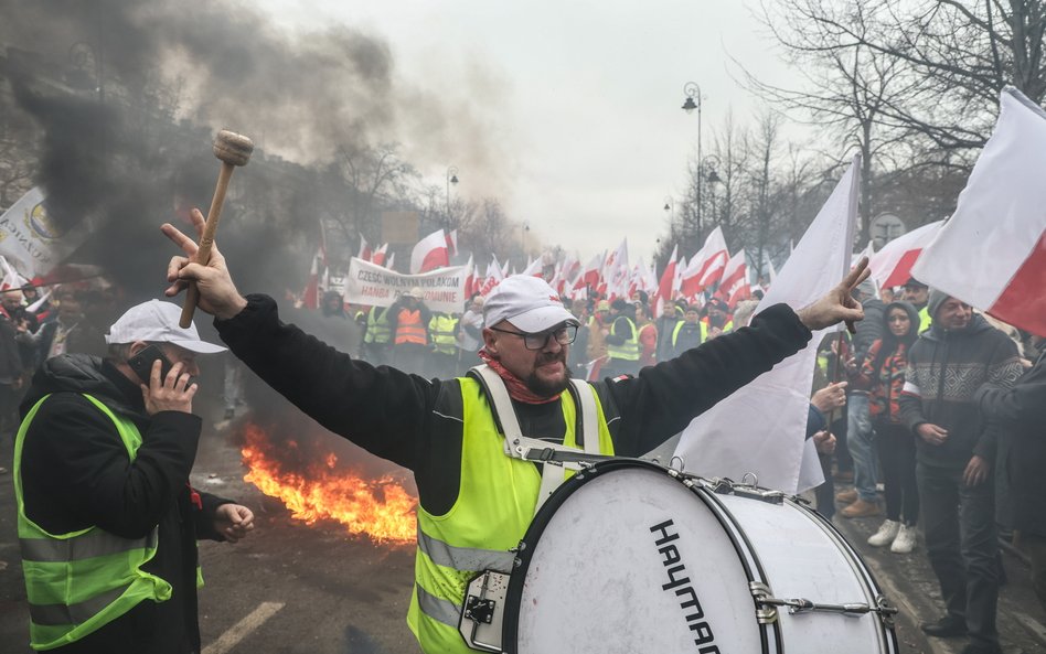 Rolnicy z całej Polski kontynuują protesty. Ich powodem jest m.in. niedawna decyzja Komisji Europejs