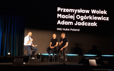 Na pytania o rolę AI w obronie cyfrowej odpowiadają Przemysław Wolek (w środku) i Maciej Ogórkiewicz
