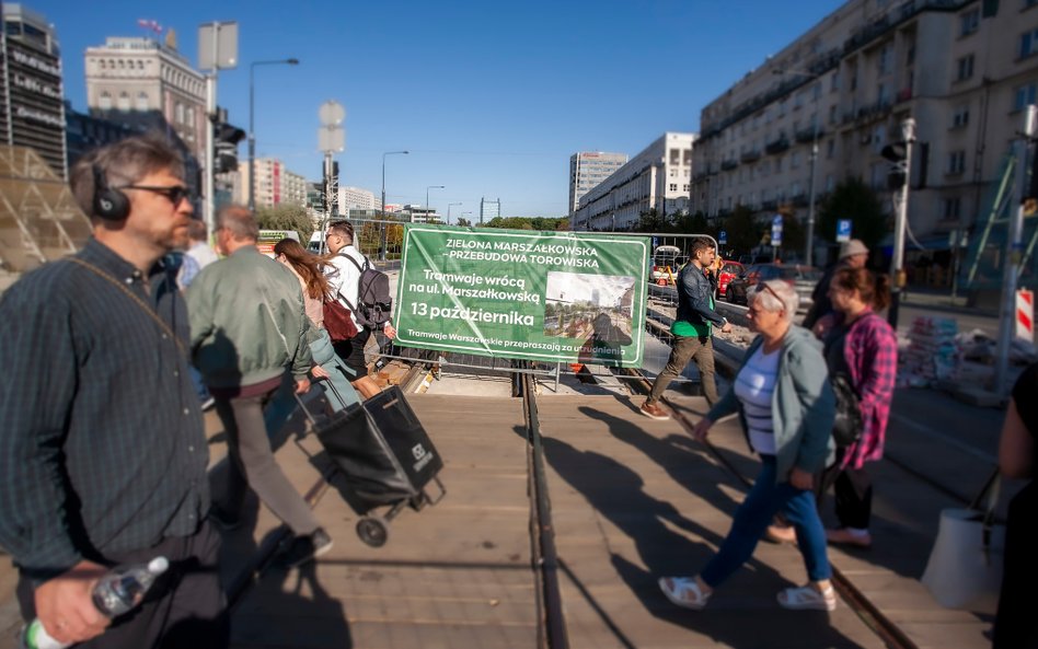 Data zakończenia prac zbliża się wielkimi krokami. Czy Warszawiacy mają tego świadomość?