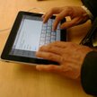 "Poseł fundator" z Platformy rozdaje tablety. Słownie: jeden