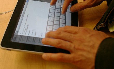 "Poseł fundator" z Platformy rozdaje tablety. Słownie: jeden