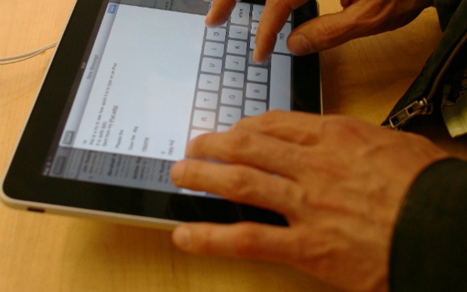 "Poseł fundator" z Platformy rozdaje tablety. Słownie: jeden