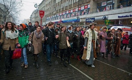 Paradny wstęp do studniówki w Łodzi – już po raz siódmy tamtejsi maturzyści zatańczyli poloneza na u