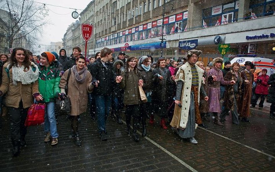 Paradny wstęp do studniówki w Łodzi – już po raz siódmy tamtejsi maturzyści zatańczyli poloneza na u