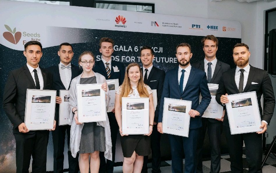 Finaliści 6. edycji Seeds for the Future
od lewej: Bartłomiej Pyk, Przemysław Pyk, Natalia Łomnicka,