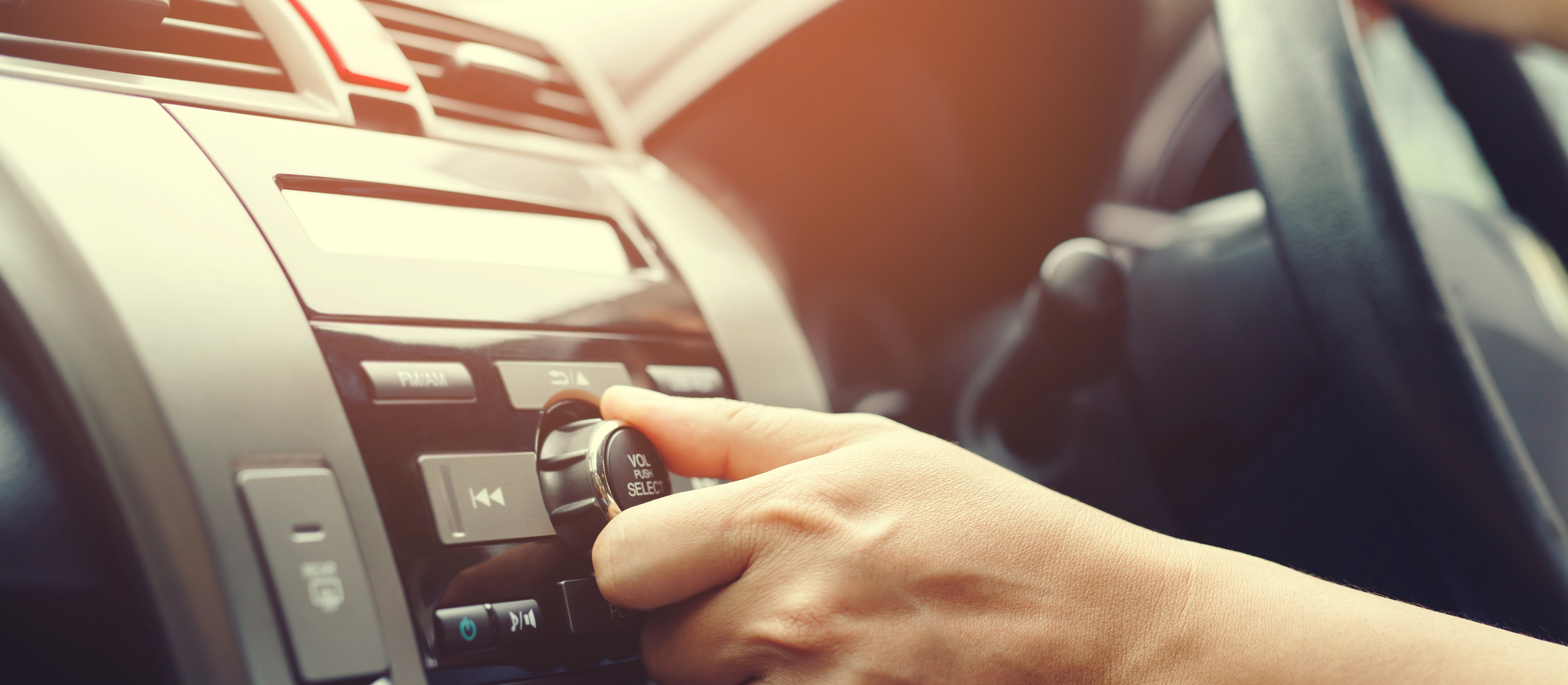 Czy za radio w aucie trzeba płacić abonament RTV? Prawo mówi jasno