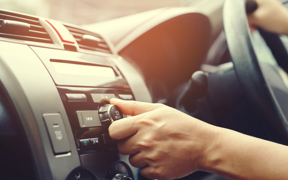 Radio w aucie a abonament RTV. Co mówią przepisy?