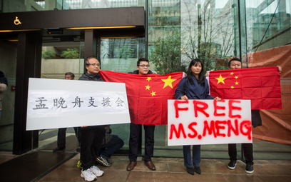 Chińczycy protestujący pod kanadyjskim Sądem Najwyższym przeciw zatrzymaniu wiceprezes Huawei