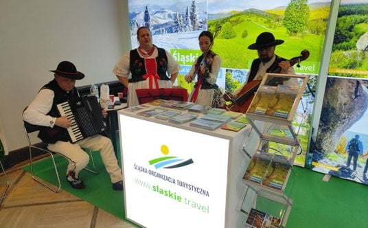 Odwiedzającym stoisko Śląskiej Organizacji Turystycznej przygrywała góralska kapela
