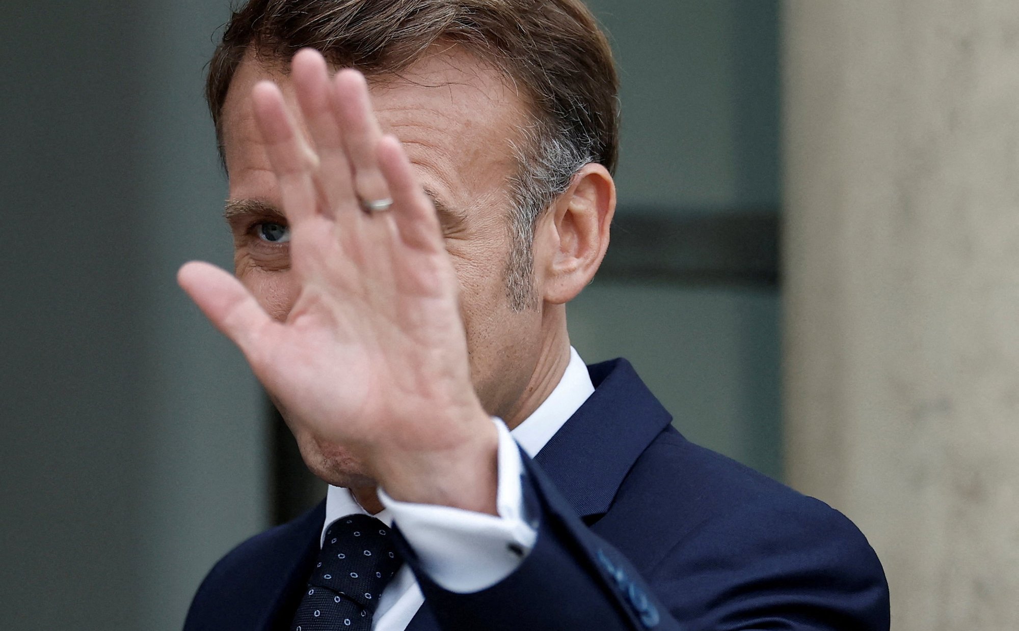 Jędrzej Bielecki: Macron wycofuje się. Po angielsku