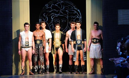 Mężczyzna w stylu Versace