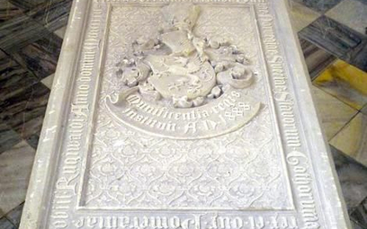 Nagrobek Eryka I Pomorskiego i figura przedstawiająca jego postać.