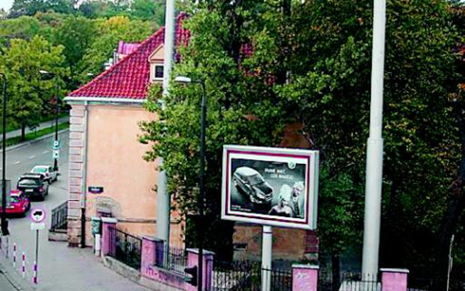 Batory w cieniu billboardów