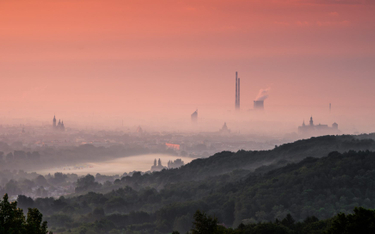 Władze Krakowa podkreślają, że znaczna część smogu nad miastem pochodzi z sąsiednich gmin