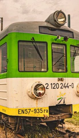 Najstarszy kursujący pociąg elektryczny „Babcia” po remoncie wraca na tory