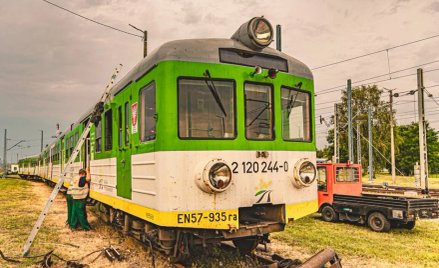 Najstarszy kursujący pociąg elektryczny „Babcia” po remoncie wraca na tory