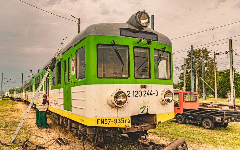 Najstarszy kursujący pociąg elektryczny „Babcia” po remoncie wraca na tory