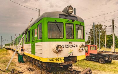 Najstarszy kursujący pociąg elektryczny „Babcia” po remoncie wraca na tory
