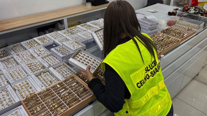 Wsód wielu ztrzymanych przedmiotó u obywatela Chin była biżuteria