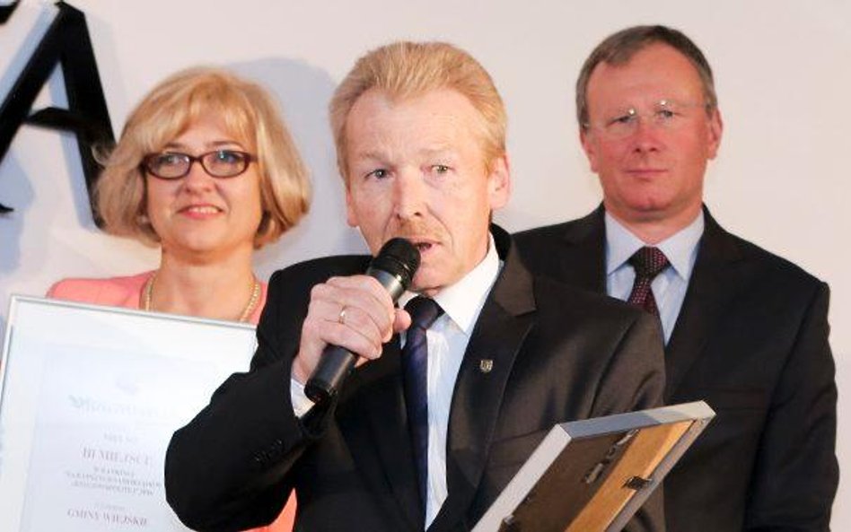 Bogusław Król, zwycięzca Rankingu Samorządów 2016 w kategorii gmin wiejskich (z mikrofonem w ręce)
