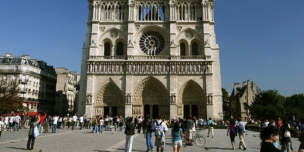 Notre-Dame slashes visitor access, guides furious at new rules