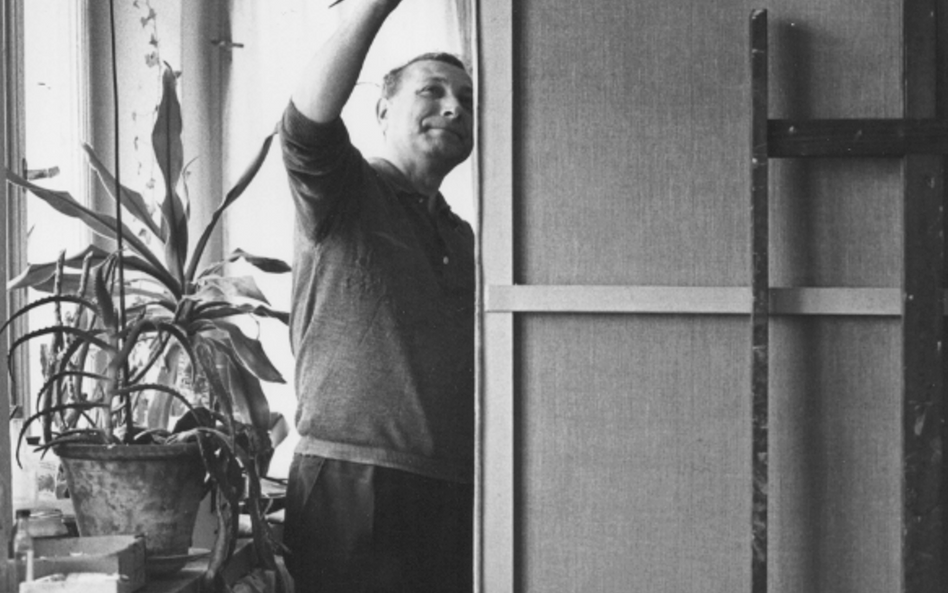 Stefan Gierowski w swojej pracowni w Warszawie, 1980