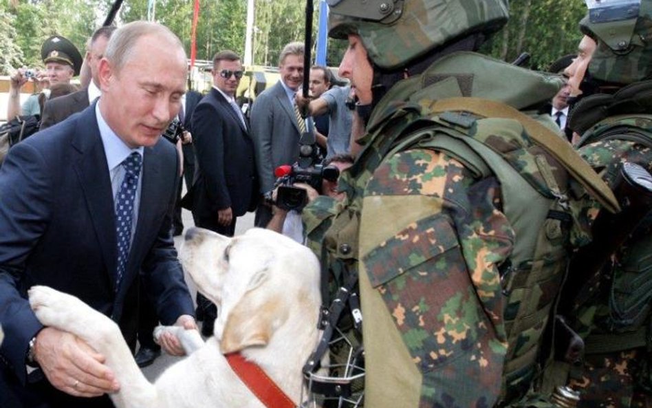 Władymir Putin wizytujący jednostkę wojskową