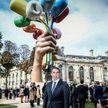 Jeff Koons na tle „Bukietu tulipanów”, upamiętniającego ofiary zamachów w Paryżu