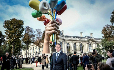 Jeff Koons na tle „Bukietu tulipanów”, upamiętniającego ofiary zamachów w Paryżu