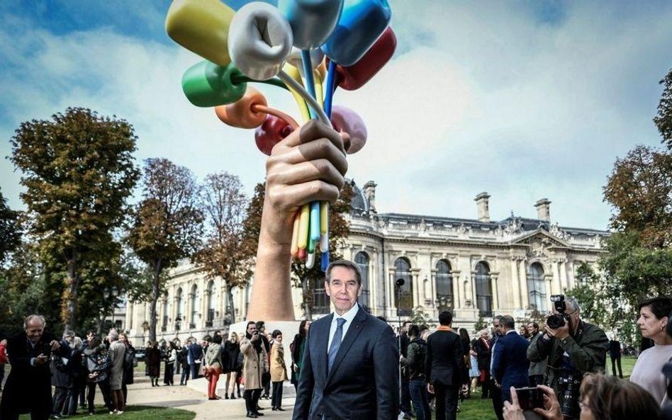 Jeff Koons na tle „Bukietu tulipanów”, upamiętniającego ofiary zamachów w Paryżu