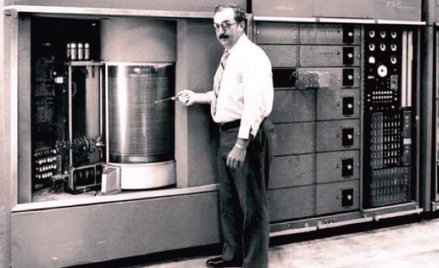 4 września 1956 r. firma IBM pokazała pierwszy model pamięci o nazwie IBM 350. Miał on pojemność 5 M