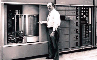 4 września 1956 r. firma IBM pokazała pierwszy model pamięci o nazwie IBM 350. Miał on pojemność 5 M