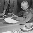 Feldmarszałek Wilhelm Keitel, szef Naczelnego Dowództwa Wehrmachtu, podpisuje bezwarunkową kapitulac