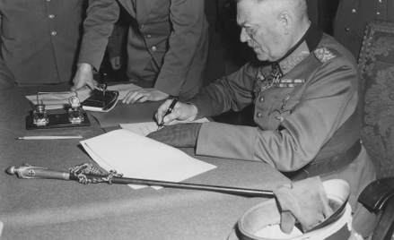 Feldmarszałek Wilhelm Keitel, szef Naczelnego Dowództwa Wehrmachtu, podpisuje bezwarunkową kapitulac