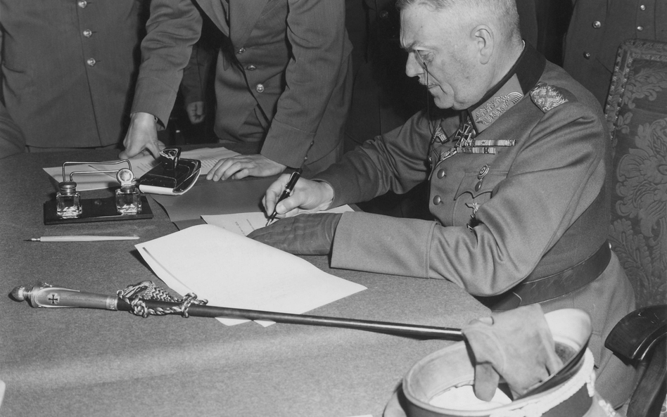 Feldmarszałek Wilhelm Keitel, szef Naczelnego Dowództwa Wehrmachtu, podpisuje bezwarunkową kapitulac