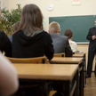 Tylko zupełne zamknięcie szkoły pozbawia nauczyciela etatu