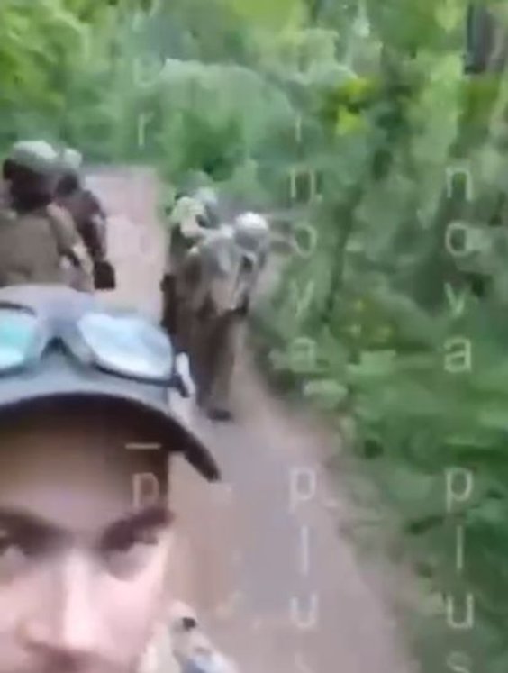 Kadr z nagrania, na którym rosyjscy żołnierze maltretują ukraińskich jeńców