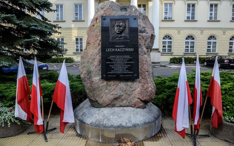 Głaz poświęcony Lechowi Kaczyńskiemu zostaje na dziedzińcu Ratusza