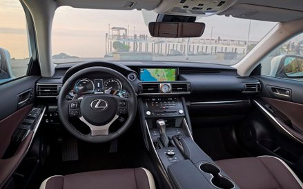 Wnętrze otrzymało duży ekran wyświetlacza, jednak w tej generacji aut nie ma wskaźnika przeziernego.