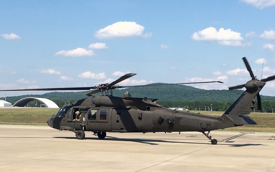 Śmigłowiec wielozadaniowy UH-60M Black Hawk z zamontowanym systemem CIRCM kołuje na lotnisku centrum