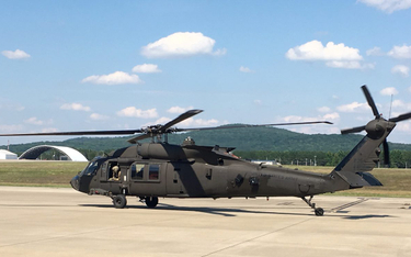 Śmigłowiec wielozadaniowy UH-60M Black Hawk z zamontowanym systemem CIRCM kołuje na lotnisku centrum