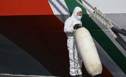 Ciała migrantów na włoskiej plaży. Nie żyje co najmniej 45 osób, w tym dzieci