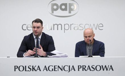 Łukasz Mejza w trakcie wygłaszania oświadczenia dla mediów