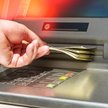 Polacy odwracają się od bankomatów