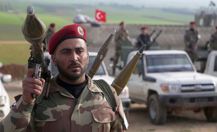 Bojownik jednej z grup zbrojnej opozycji w Syrii wspieranej przez Turcję