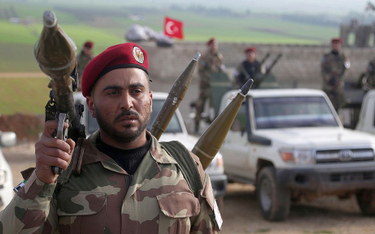 Bojownik jednej z grup zbrojnej opozycji w Syrii wspieranej przez Turcję
